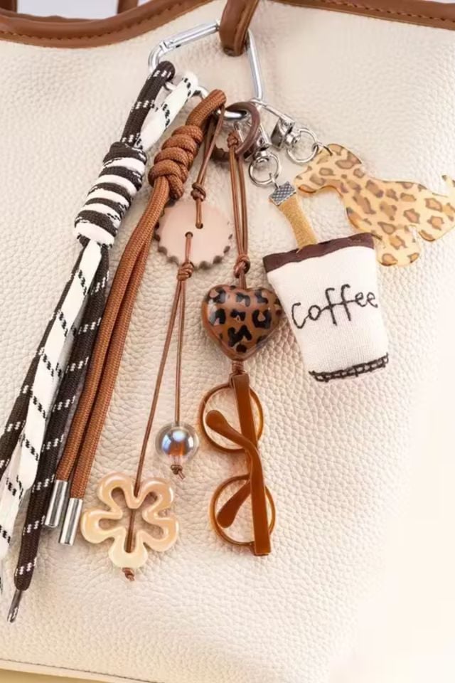 Krem Kahve, Gözlük Detaylı Charm Çanta Aksesuarları (Çanta Dahil Değildir)