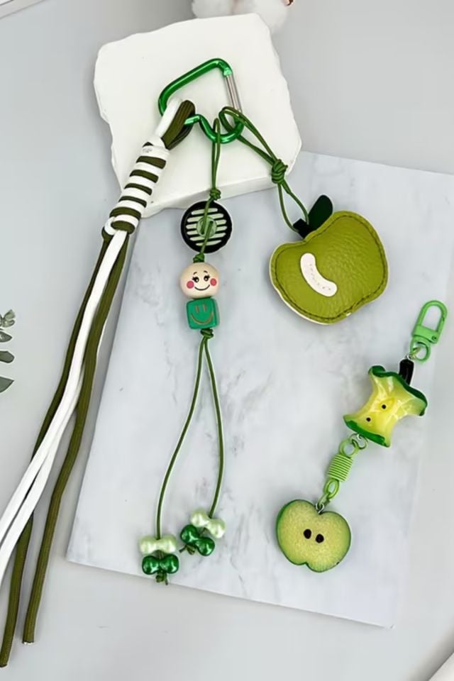 Yeşil Elma ve Gülen Yüz Charm Çanta Aksesuarları (Çanta Dahil Değildir)